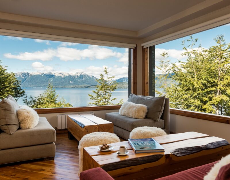 Hosteria con vista al lago y montañas