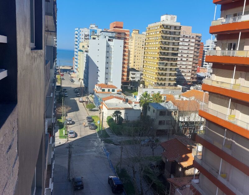 Miramar. G Albarado. Muy luminoso. Moderno. Vista lateral al mar. 2 cuadras playa central y 1 peatonal.